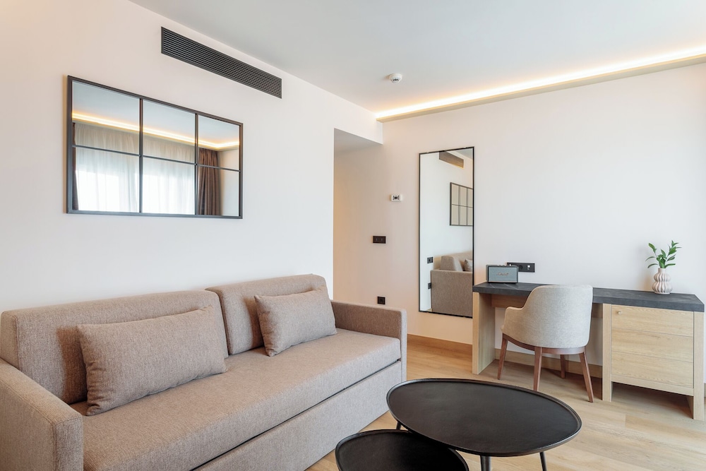 Junior Suite Premium The Level Vista puerto del hotel Melia Alicante. Foto 4