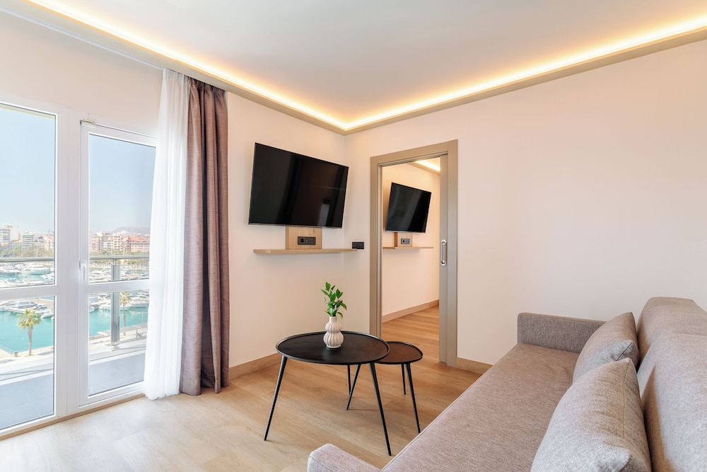 Junior Suite Premium The Level Vista puerto del hotel Melia Alicante. Foto 5