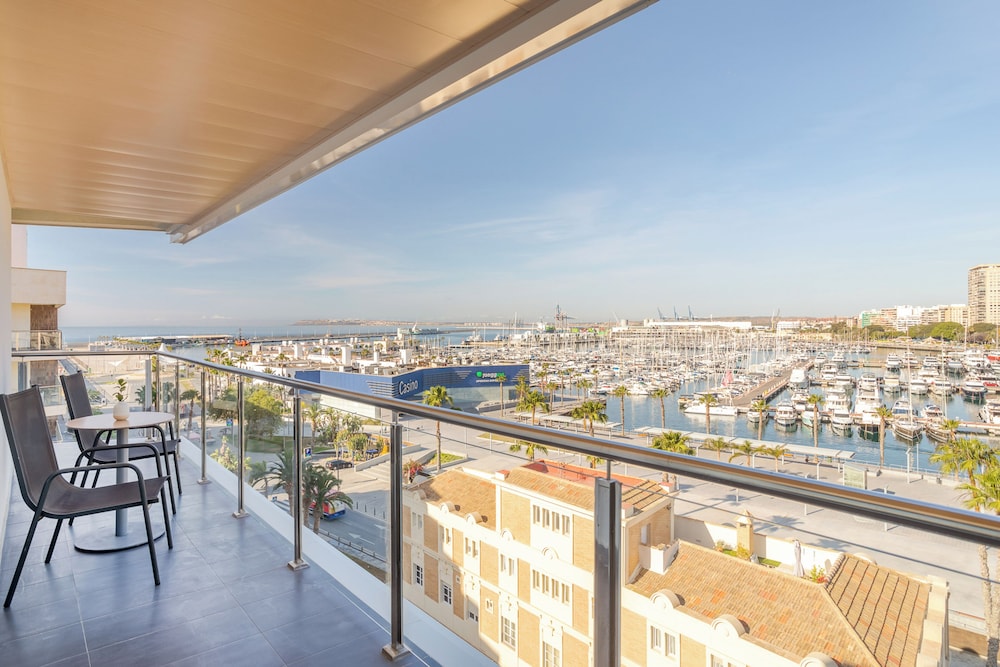 Junior Suite Premium The Level Vista puerto del hotel Melia Alicante. Foto 9