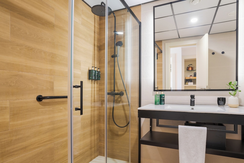 Junior Suite Premium The Level Vista puerto del hotel Melia Alicante. Foto 11
