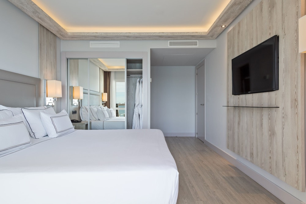 Meliá The Level Room Acceso Piscina Vista mar del hotel Melia Alicante. Foto 1