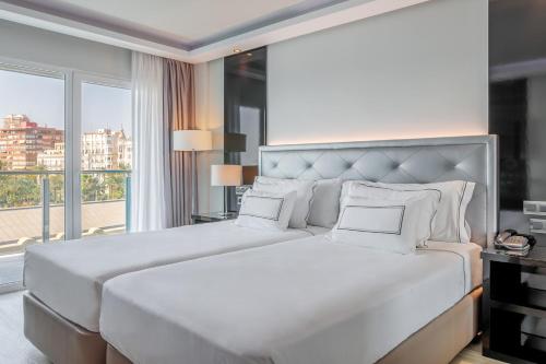 Premium Connecting Room Vista puerto del hotel Melia Alicante. Foto 1