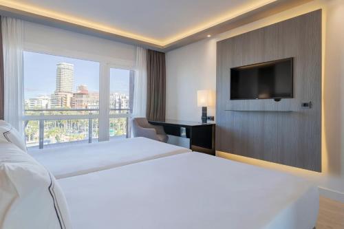 Premium Connecting Room Vista puerto del hotel Melia Alicante. Foto 2