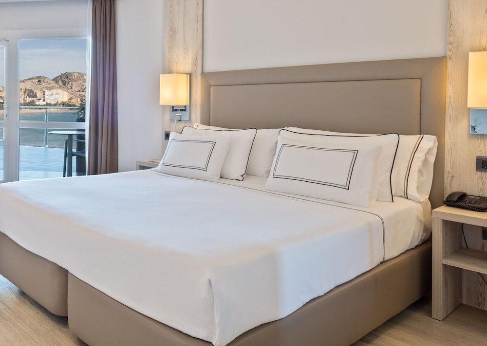 Meliá The Level Room Acceso Piscina Vista mar del hotel Melia Alicante. Foto 6