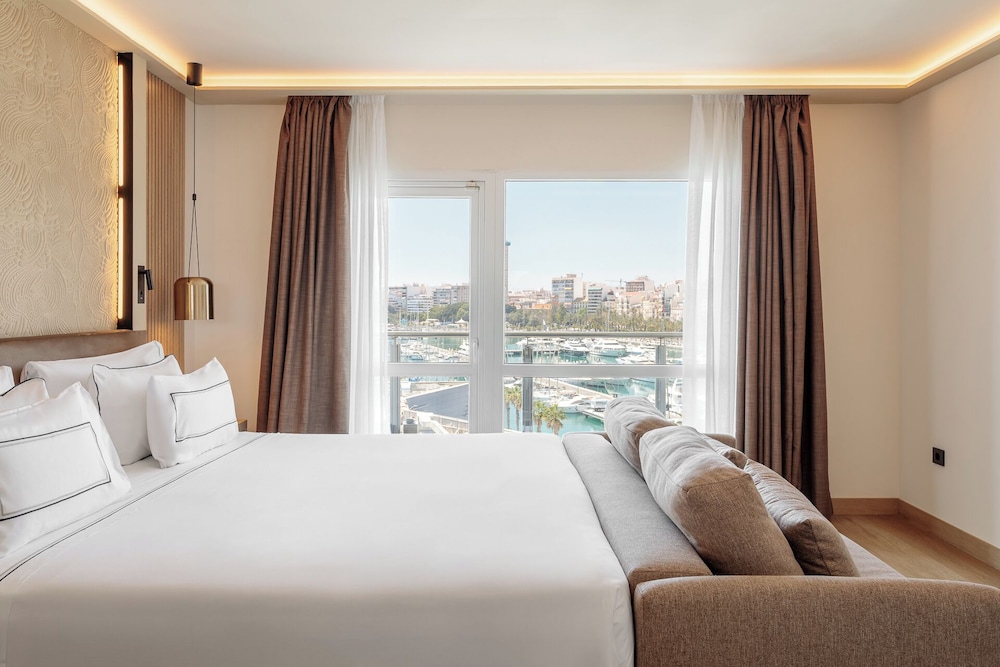 GRAND PREMIUM THE LEVEL del hotel Melia Alicante. Foto 2