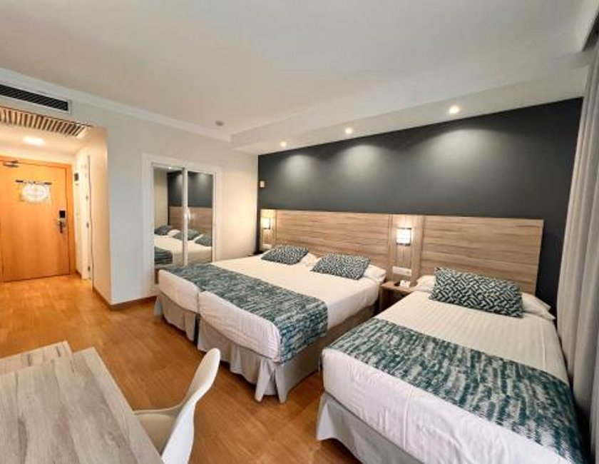 Habitación Triple del hotel Sercotel Maya Alicante. Foto 1
