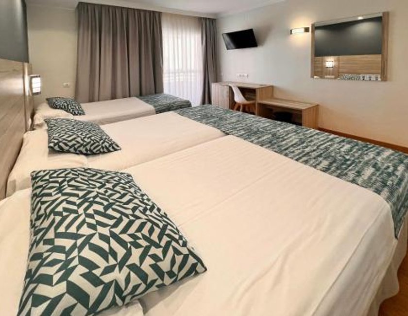 Habitación Triple del hotel Sercotel Maya Alicante. Foto 3
