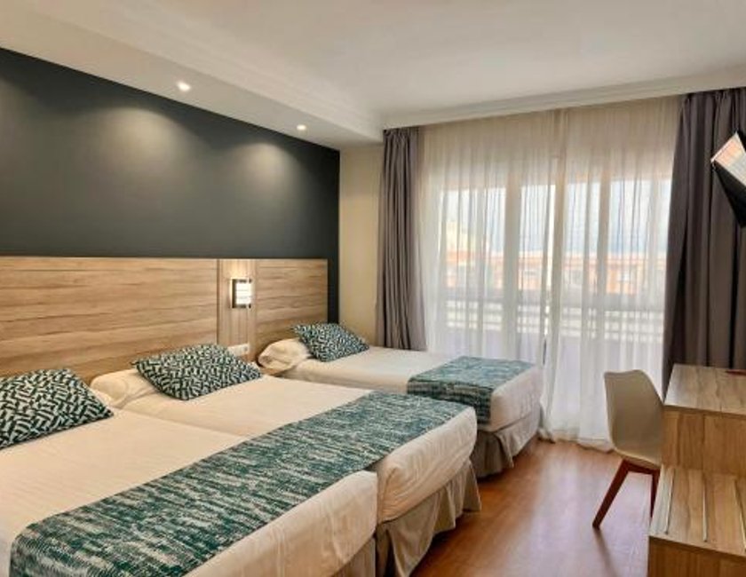 Habitación Triple del hotel Sercotel Maya Alicante. Foto 4