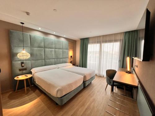 Habitación Doble Superior con vistas a la ciudad - 1 o 2 camas del hotel Sercotel Maya Alicante. Foto 2