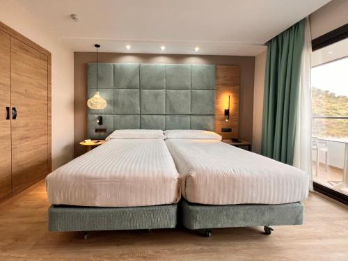 Habitación Doble Deluxe - 1 o 2 camas del hotel Sercotel Maya Alicante. Foto 1