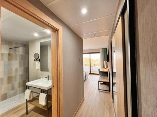 Habitación Doble Deluxe - 1 o 2 camas del hotel Sercotel Maya Alicante. Foto 4