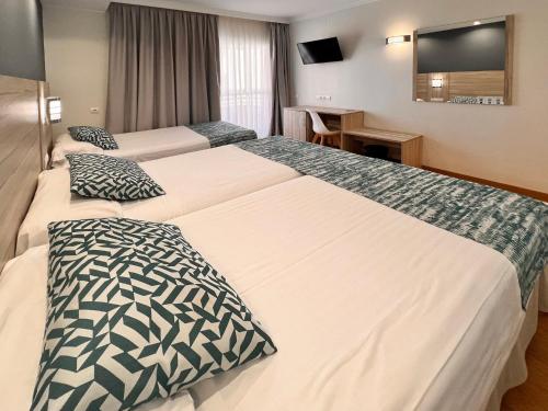 Habitación Triple del hotel Sercotel Maya Alicante. Foto 2