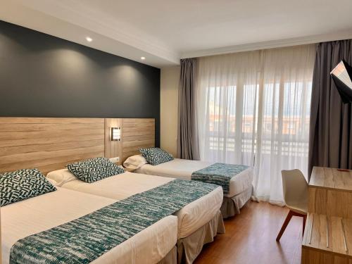 Habitación Triple del hotel Sercotel Maya Alicante. Foto 3