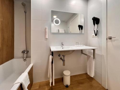 Habitación Triple del hotel Sercotel Maya Alicante. Foto 4