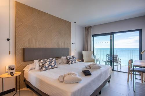 Habitación Doble - 1 o 2 camas y vistas frontales al mar del hotel Cap Negret. Foto 1