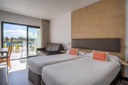 Habitación Triple del hotel Cap Negret. Foto 2