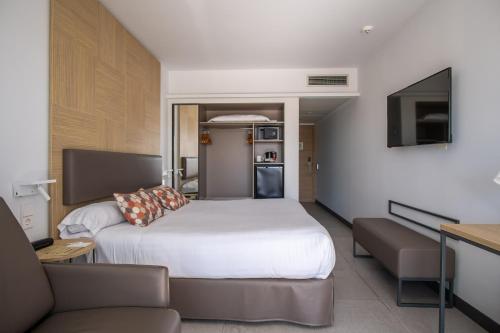 Habitación Triple Confort del hotel Cap Negret. Foto 3