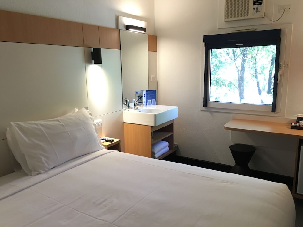 Habitación Estándar con 1 Cama Queen del hotel Ibis Budget Enfield. Foto 1
