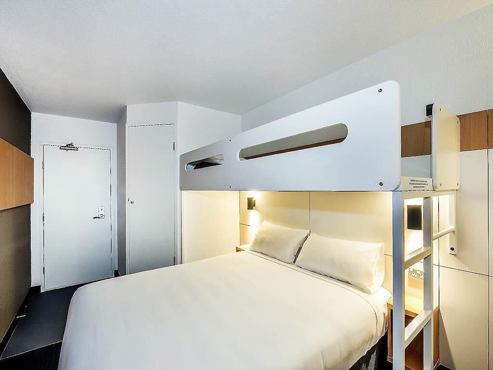 Cama Queen y Cama Empotrada Individual del hotel Ibis Budget Enfield