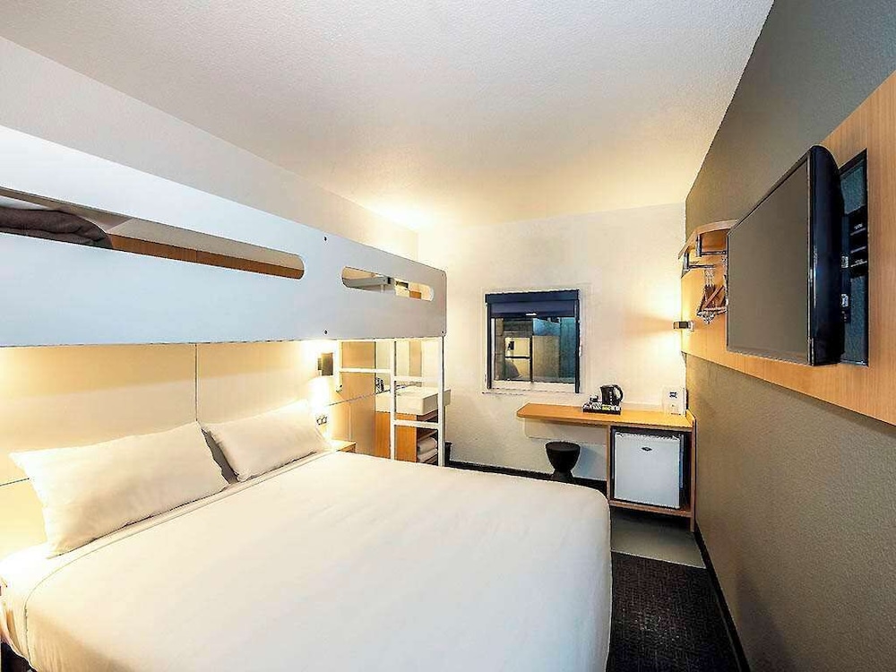 Cama Queen y Cama Empotrada Individual del hotel Ibis Budget Enfield. Foto 3