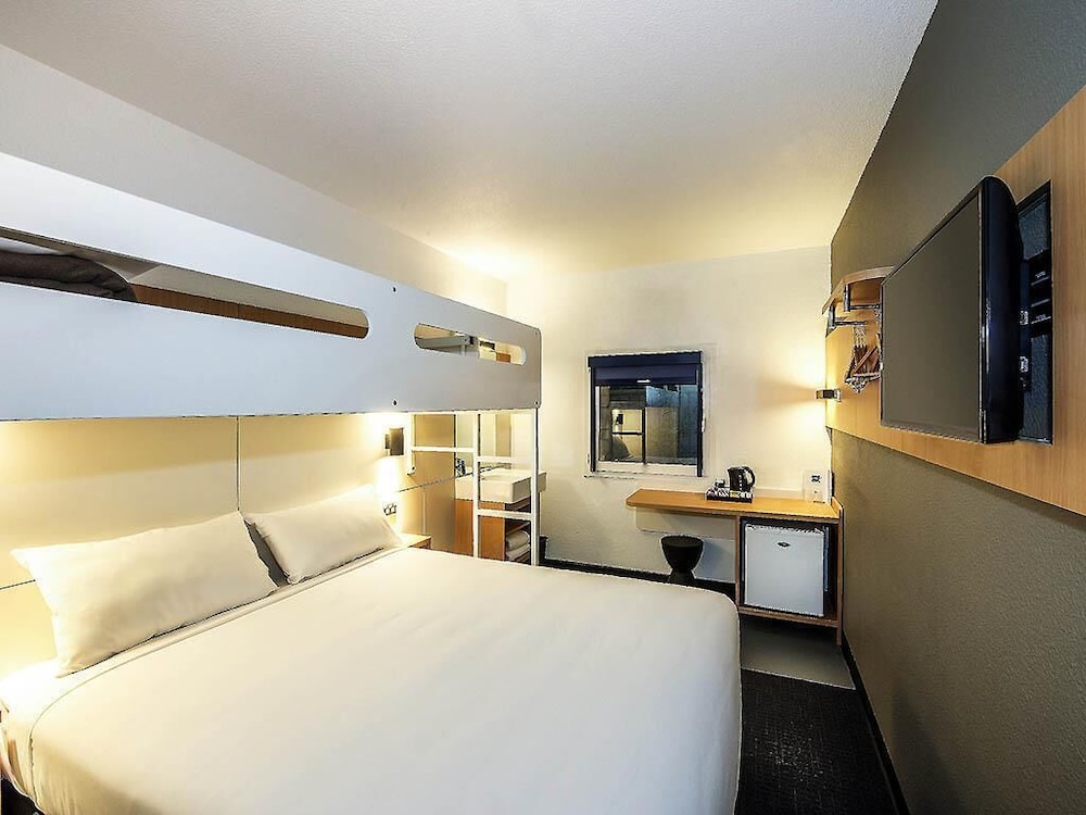 Cama Queen y Cama Empotrada Individual del hotel Ibis Budget Enfield. Foto 5