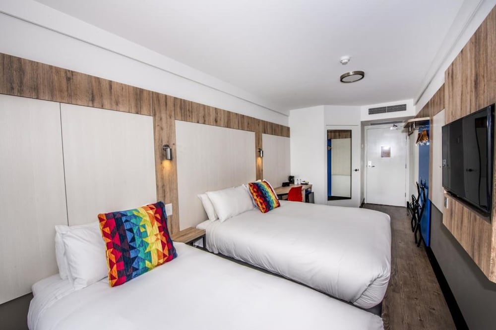 Habitación triple 1 Cama queen 1 Cama Individual del hotel Ibis Budget Sydney Airport. Foto 1