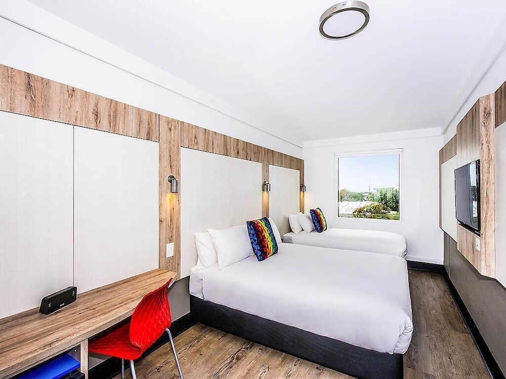 Habitación triple 1 Cama queen 1 Cama Individual del hotel Ibis Budget Sydney Airport. Foto 5