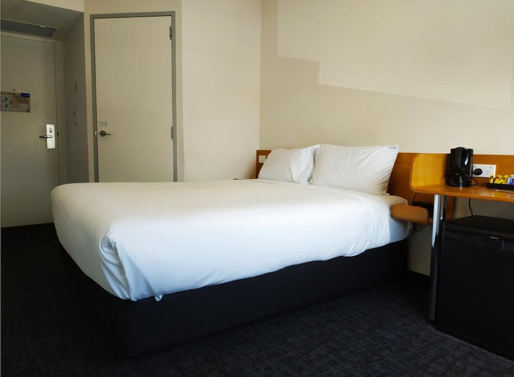Habitación estándar, 1 cama queen del hotel Ibis Budget Sydney Airport. Foto 1
