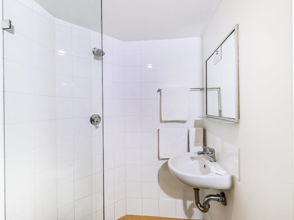 Habitación Clásica, 1 Cama Queen del hotel Ibis Budget Sydney Airport. Foto 5