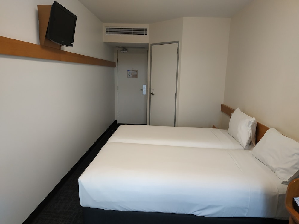 Habitación Estándar con 2 camas individuales del hotel Ibis Budget Sydney Airport. Foto 1