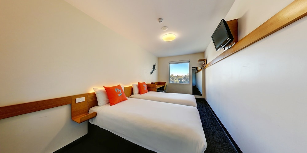 Habitación Estándar con 2 camas individuales del hotel Ibis Budget Sydney Airport. Foto 2
