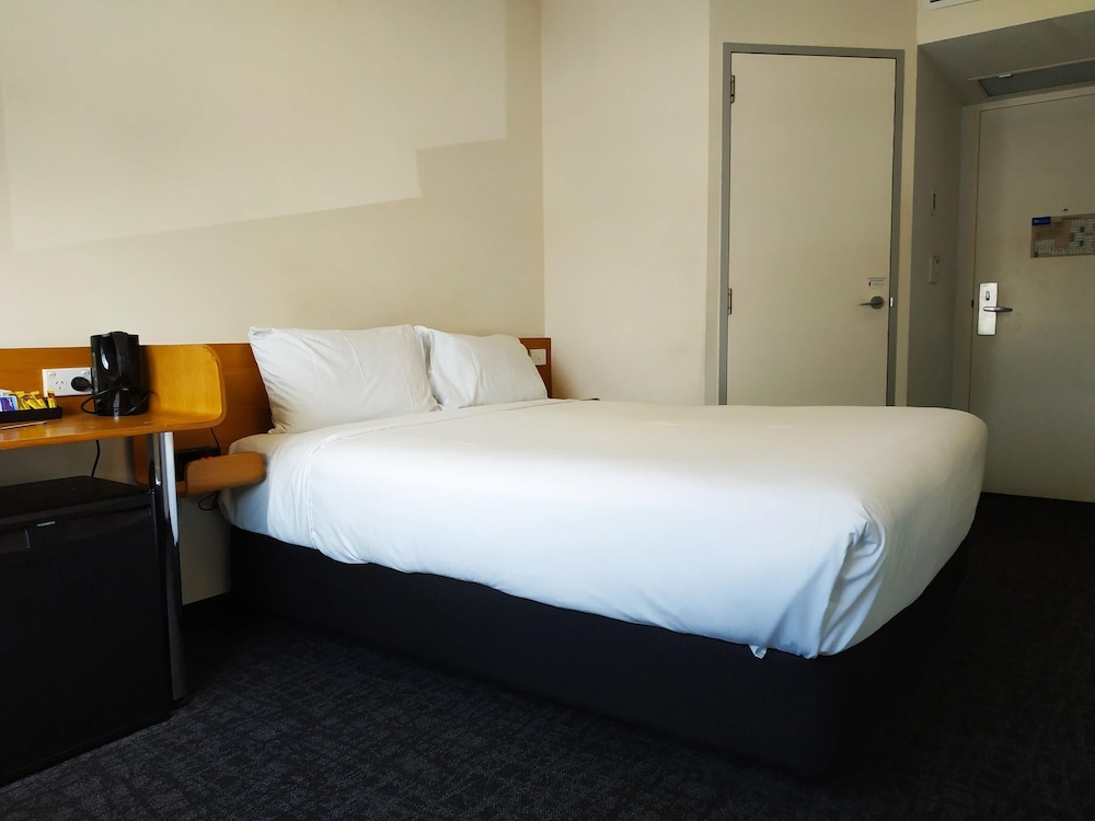 Habitación Estándar con 2 camas individuales del hotel Ibis Budget Sydney Airport. Foto 3