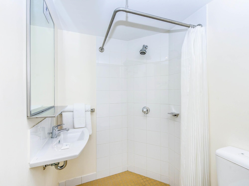 Habitación Estándar con 2 camas individuales del hotel Ibis Budget Sydney Airport. Foto 5
