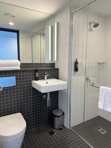 Habitación Superior Queen, 1 Cama Queen del hotel Ibis Budget Sydney Airport. Foto 4