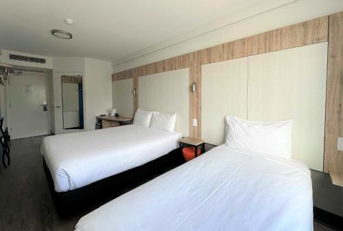 Habitación Clásica Triple, 1 Cama Queen y 1 Cama Individual del hotel Ibis Budget Sydney Airport. Foto 6