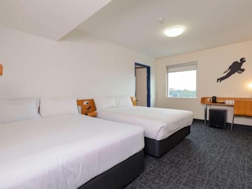 Habitación Estándar - 2 Camas Queen del hotel Ibis Budget Sydney Airport. Foto 1