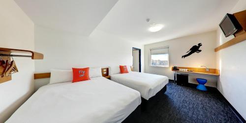 Habitación Estándar - 2 Camas Queen del hotel Ibis Budget Sydney Airport. Foto 3