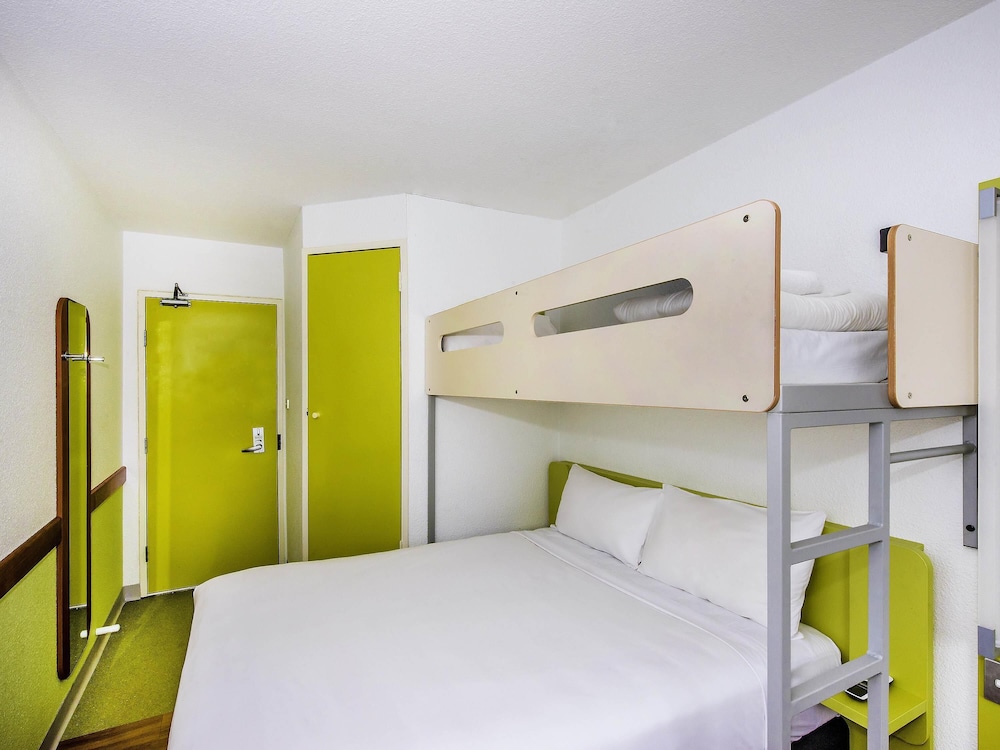Habitación Estándar con una cama Queen y una litera individual del hotel Ibis Budget St Peters