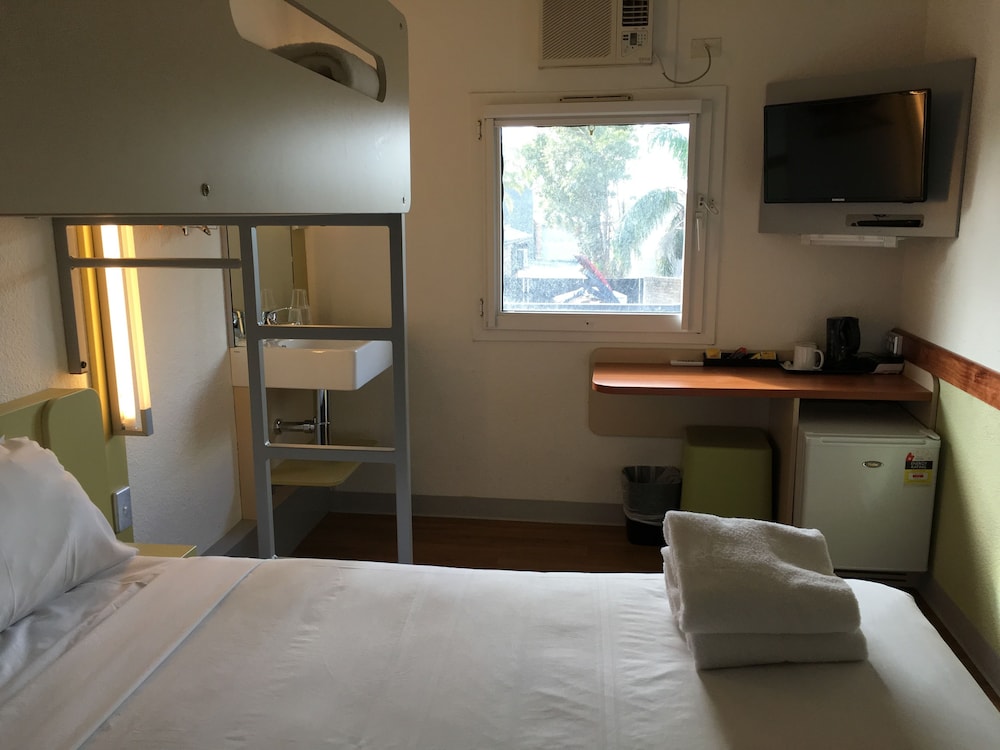 Habitación Estándar con una cama Queen y una litera individual del hotel Ibis Budget St Peters. Foto 1
