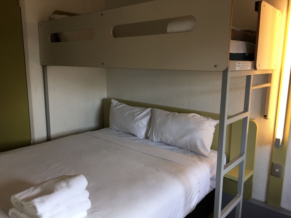 Habitación Estándar con una cama Queen y una litera individual del hotel Ibis Budget St Peters. Foto 2