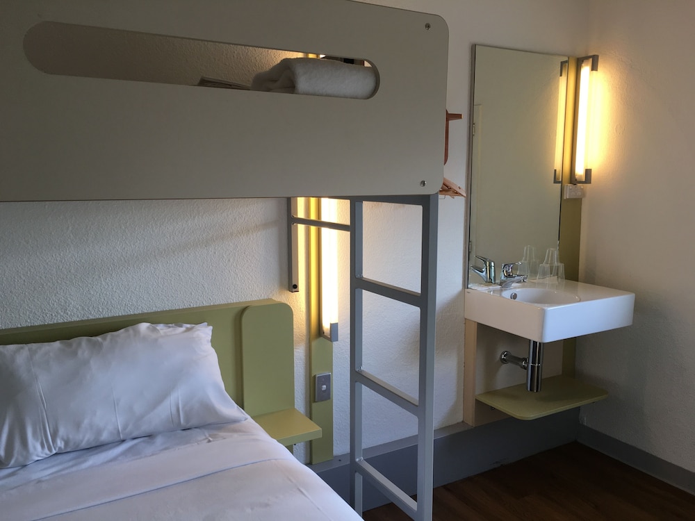Habitación Estándar con una cama Queen y una litera individual del hotel Ibis Budget St Peters. Foto 3