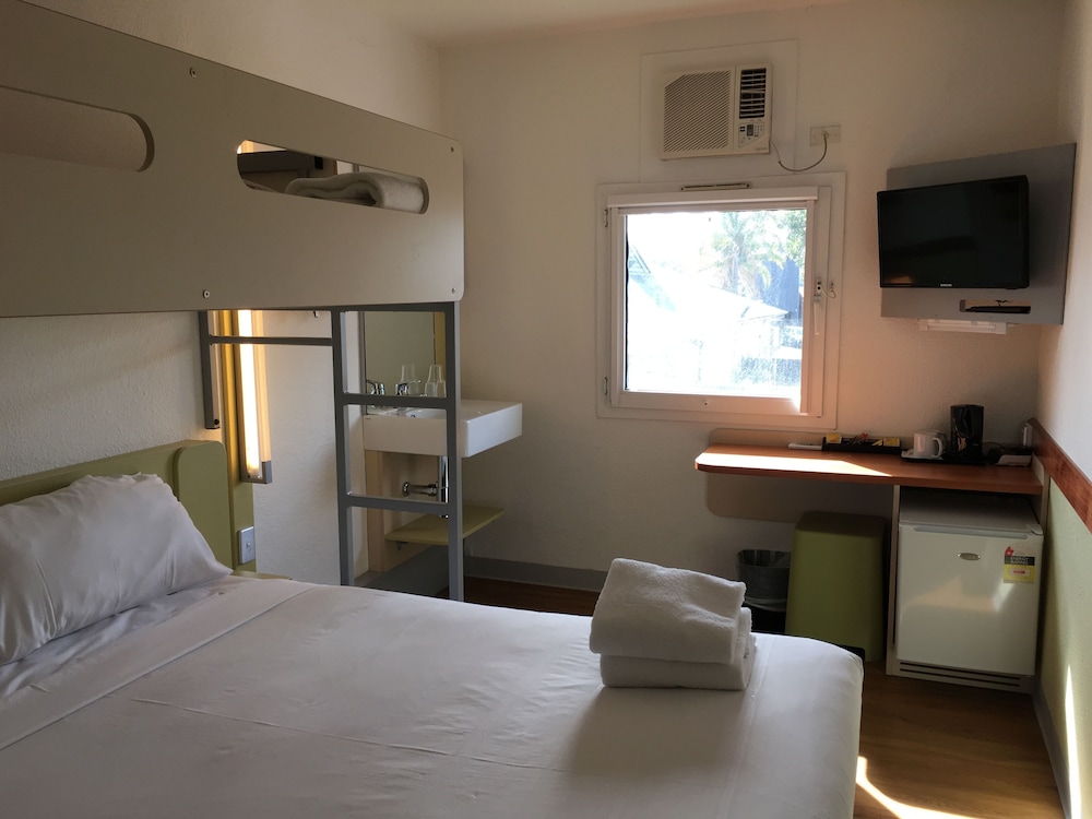 Habitación Estándar con una cama Queen y una litera individual del hotel Ibis Budget St Peters. Foto 4