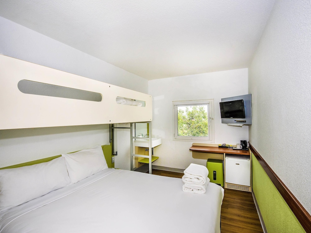 Habitación Estándar con una cama Queen y una litera individual del hotel Ibis Budget St Peters. Foto 5