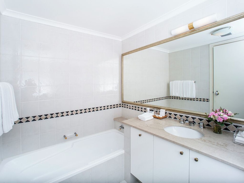 Apartamento Premium de 2 dormitorios con 1 cama king y 1 cama queen del hotel The Sebel Sydney Chatswood. Foto 4