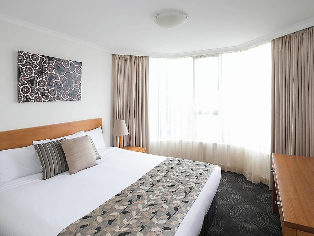 Apartamento de 3 dormitorios con 1 cama king, 1 cama queen y 2 camas individuales del hotel The Sebel Sydney Chatswood