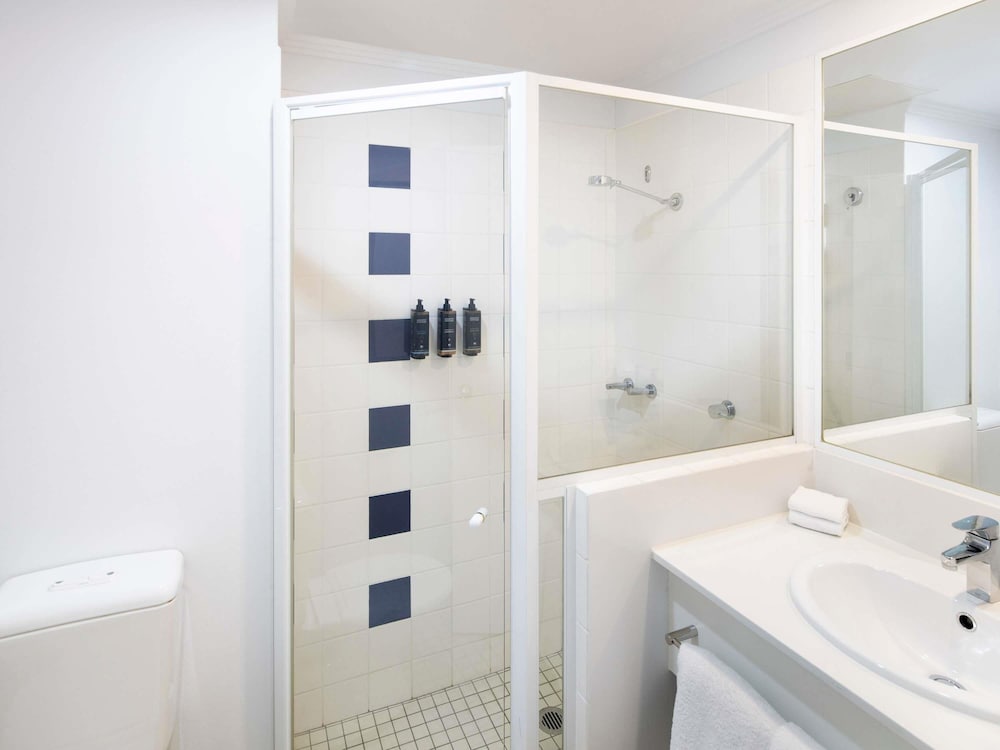 Habitación Estándar con cama Queen del hotel Mercure Sydney Bankstown. Foto 6