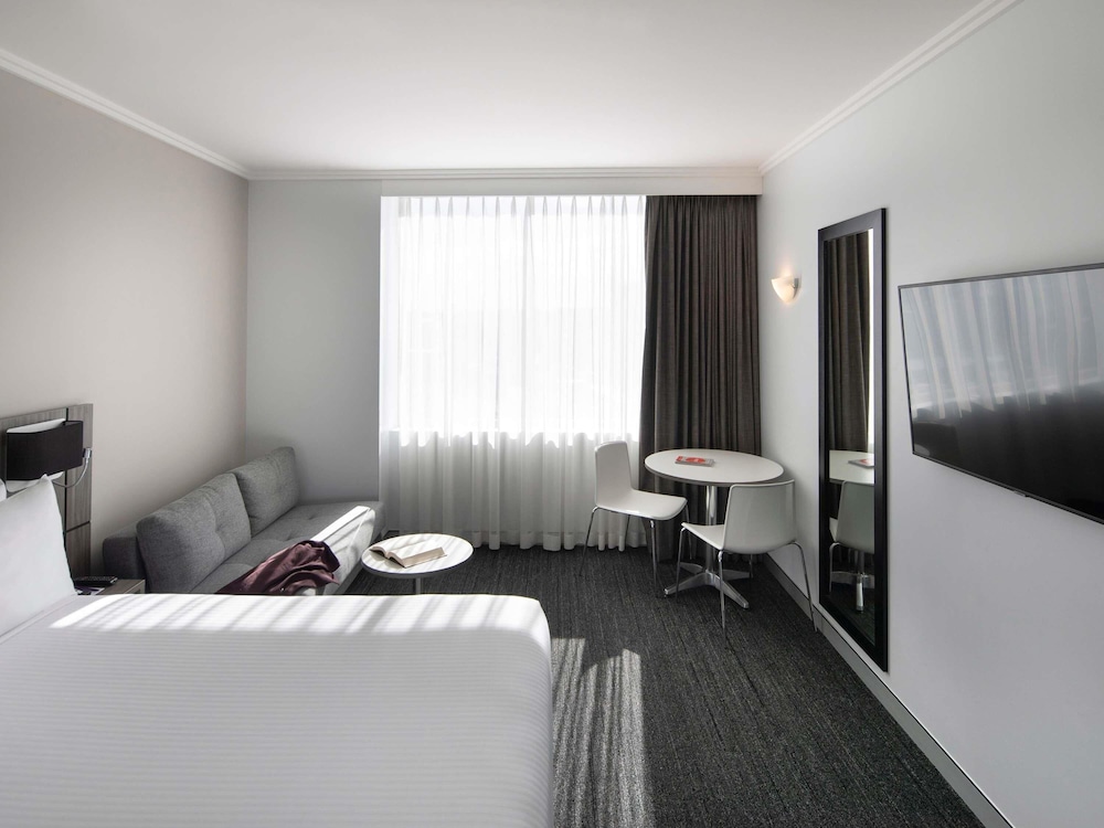 Habitación Deluxe con cama Queen del hotel Mercure Sydney Bankstown. Foto 1