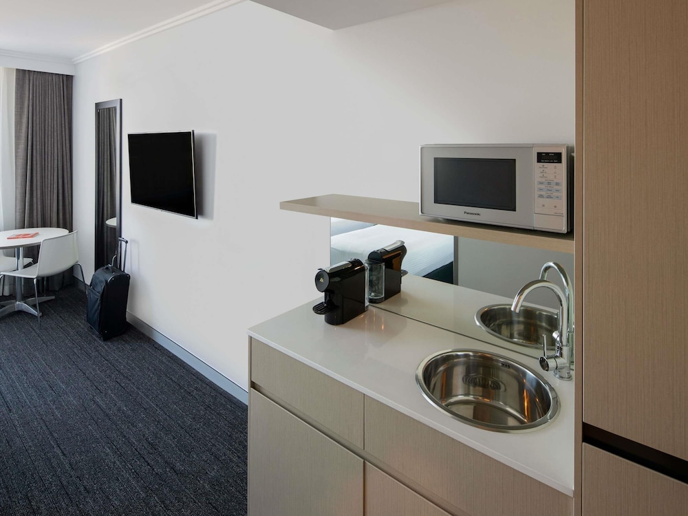 Habitación Deluxe con cama Queen del hotel Mercure Sydney Bankstown. Foto 3