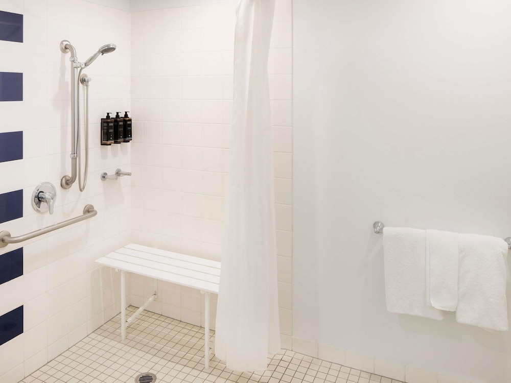 Habitación Estándar Accesible con Cama Queen del hotel Mercure Sydney Bankstown. Foto 7