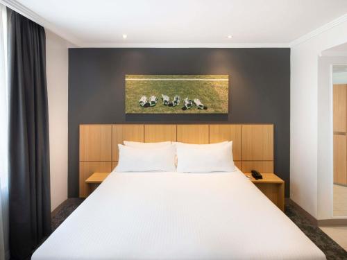 Habitación estándar con cama King del hotel Mercure Sydney Bankstown. Foto 2